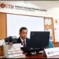 Sofyan ST MT memaparkan hasil disertasinya tentang pengaruh harmonik Solar Photovoltaic terhadap kestabilan tegangan jaringan distribusi saat menjalani ujian doktoral di hadapan tim pembimbing dan penguji di University Teknologi Malaysia (UTM). Johor Bahru, Malaysia, Jumat (12/6/2026) (Foto: Humas)