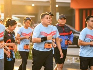 Wali Kota Makassar turut berlari bersama ribuan peserta dalam Makassar Half Marathon 2026 yang berlangsung sukses dengan dukungan layanan parkir aman dan transparan dari Perumda Parkir Makassar. Makassar, Minggu (31/5/2026) (Foto: Istimewa)