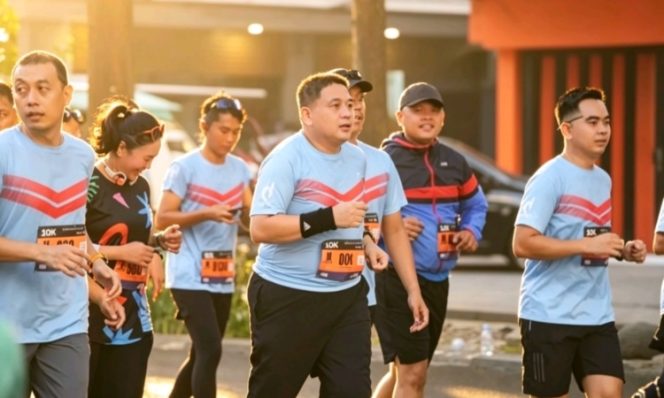 
					Wali Kota Makassar turut berlari bersama ribuan peserta dalam Makassar Half Marathon 2026 yang berlangsung sukses dengan dukungan layanan parkir aman dan transparan dari Perumda Parkir Makassar. Makassar, Minggu (31/5/2026) (Foto: Istimewa)
