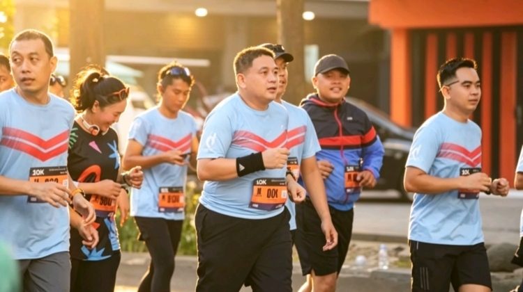 Wali Kota Makassar turut berlari bersama ribuan peserta dalam Makassar Half Marathon 2026 yang berlangsung sukses dengan dukungan layanan parkir aman dan transparan dari Perumda Parkir Makassar. Makassar, Minggu (31/5/2026) (Foto: Istimewa)
