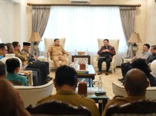 Ketua Umum PGIW Sulselra, Pdt. Yohanis Metris, berbincang dengan Wali Kota Makassar, Munafri Arifuddin, saat audiensi membahas kolaborasi pembangunan dan penguatan kerukunan umat beragama di Rumah Jabatan Wali Kota Makassar, Selasa (2/6/2026) (Foto: Istimewa)