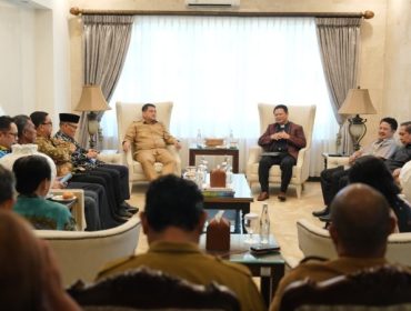 Ketua Umum PGIW Sulselra, Pdt. Yohanis Metris, berbincang dengan Wali Kota Makassar, Munafri Arifuddin, saat audiensi membahas kolaborasi pembangunan dan penguatan kerukunan umat beragama di Rumah Jabatan Wali Kota Makassar, Selasa (2/6/2026) (Foto: Istimewa)