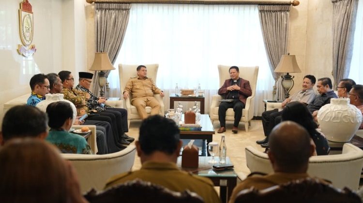 Ketua Umum PGIW Sulselra, Pdt. Yohanis Metris, berbincang dengan Wali Kota Makassar, Munafri Arifuddin, saat audiensi membahas kolaborasi pembangunan dan penguatan kerukunan umat beragama di Rumah Jabatan Wali Kota Makassar, Selasa (2/6/2026) (Foto: Istimewa)