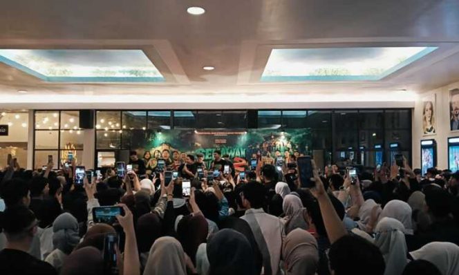 
					Suasana temu penggemar film Sekawan Limo 2: Gunung Klawih dipadati ratusan penonton yang antusias mengikuti rangkaian acara dan berinteraksi langsung dengan para pemain film di Golden Theater. Tulungagung, Sabtu (30/5/2026) (Foto: Mikhael)