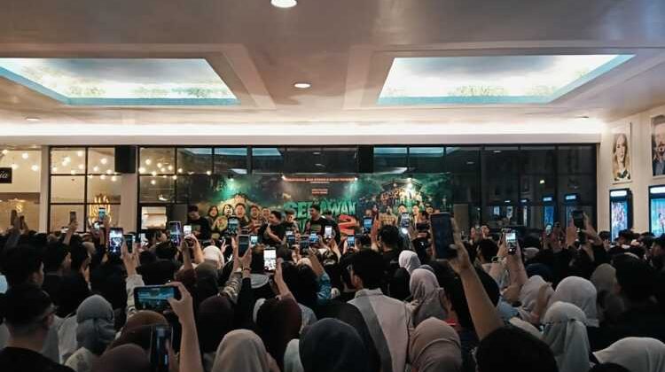 Suasana temu penggemar film Sekawan Limo 2: Gunung Klawih dipadati ratusan penonton yang antusias mengikuti rangkaian acara dan berinteraksi langsung dengan para pemain film di Golden Theater. Tulungagung, Sabtu (30/5/2026) (Foto: Mikhael)