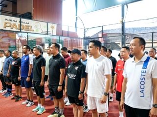 Peserta Turnamen Padel IKAPTK Sulsel mengikuti upacara pembukaan sebagai tanda dimulainya ajang silaturahmi dan olahraga keluarga besar purnapraja APDN, STPDN, dan IPDN di Vela Padel Makassar, Sabtu (13/6/2026) (Foto: Istimewa)
