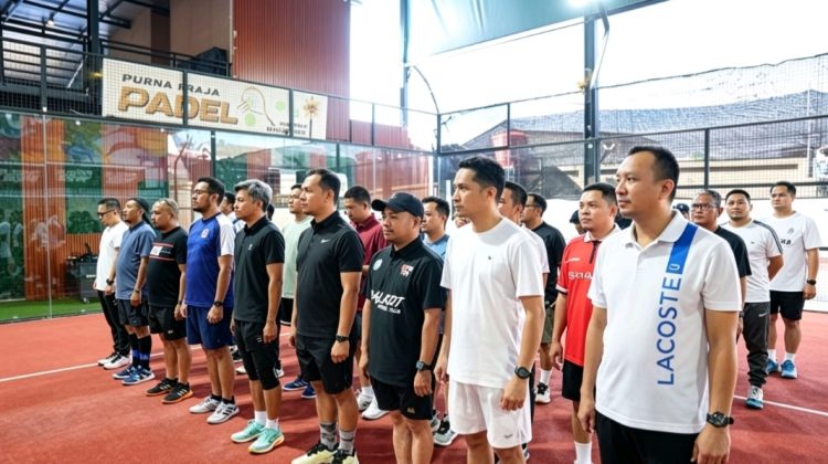 Peserta Turnamen Padel IKAPTK Sulsel mengikuti upacara pembukaan sebagai tanda dimulainya ajang silaturahmi dan olahraga keluarga besar purnapraja APDN, STPDN, dan IPDN di Vela Padel Makassar, Sabtu (13/6/2026) (Foto: Istimewa)