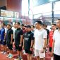 Peserta Turnamen Padel IKAPTK Sulsel mengikuti upacara pembukaan sebagai tanda dimulainya ajang silaturahmi dan olahraga keluarga besar purnapraja APDN, STPDN, dan IPDN di Vela Padel Makassar, Sabtu (13/6/2026) (Foto: Istimewa)