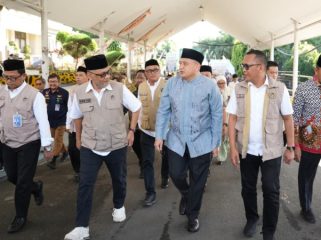 Wali Kota Makassar Munafri Arifuddin berbincang dengan Menteri Haji dan Umrah RI Mochamad Irfan Yusuf saat menyambut kepulangan Jemaah Haji Kloter 17 Debarkasi Makassar di Asrama Haji Sudiang, Makassar, Minggu (14/6/2026) (Foto: Istimewa)