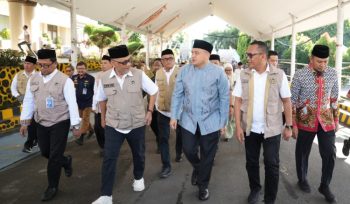 Wali Kota Makassar Munafri Arifuddin berbincang dengan Menteri Haji dan Umrah RI Mochamad Irfan Yusuf saat menyambut kepulangan Jemaah Haji Kloter 17 Debarkasi Makassar di Asrama Haji Sudiang, Makassar, Minggu (14/6/2026) (Foto: Istimewa)