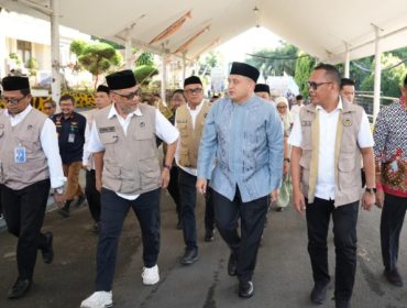 Wali Kota Makassar Munafri Arifuddin berbincang dengan Menteri Haji dan Umrah RI Mochamad Irfan Yusuf saat menyambut kepulangan Jemaah Haji Kloter 17 Debarkasi Makassar di Asrama Haji Sudiang, Makassar, Minggu (14/6/2026) (Foto: Istimewa)