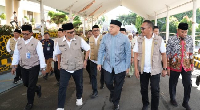 Wali Kota Makassar Munafri Arifuddin berbincang dengan Menteri Haji dan Umrah RI Mochamad Irfan Yusuf saat menyambut kepulangan Jemaah Haji Kloter 17 Debarkasi Makassar di Asrama Haji Sudiang, Makassar, Minggu (14/6/2026) (Foto: Istimewa)