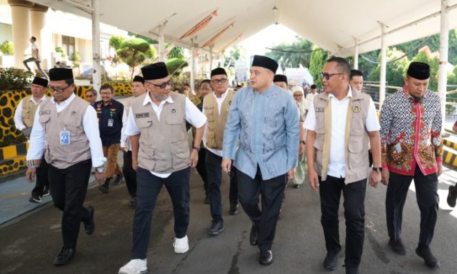 
					Wali Kota Makassar Munafri Arifuddin berbincang dengan Menteri Haji dan Umrah RI Mochamad Irfan Yusuf saat menyambut kepulangan Jemaah Haji Kloter 17 Debarkasi Makassar di Asrama Haji Sudiang, Makassar, Minggu (14/6/2026) (Foto: Istimewa)