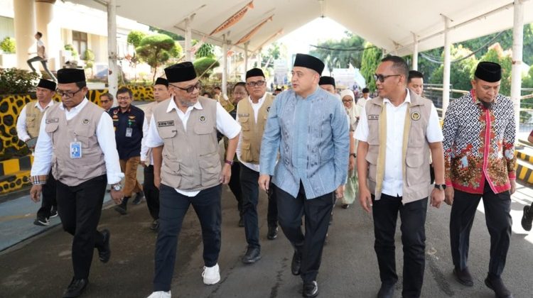 Wali Kota Makassar Munafri Arifuddin berbincang dengan Menteri Haji dan Umrah RI Mochamad Irfan Yusuf saat menyambut kepulangan Jemaah Haji Kloter 17 Debarkasi Makassar di Asrama Haji Sudiang, Makassar, Minggu (14/6/2026) (Foto: Istimewa)