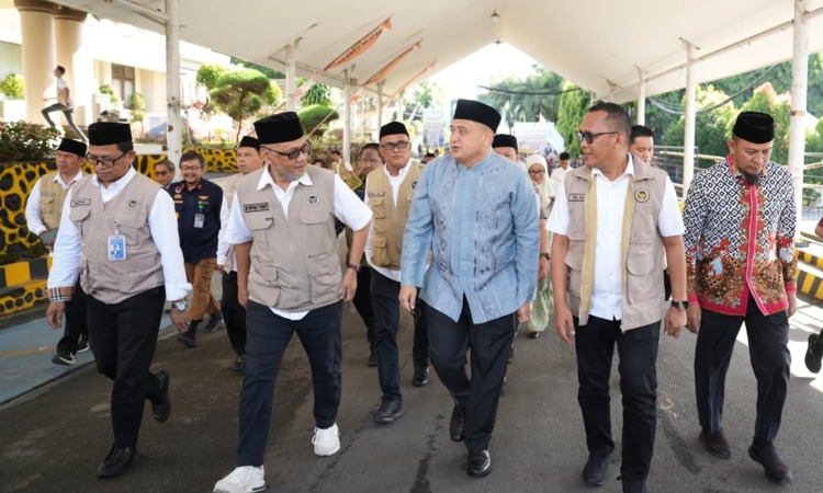 Wali Kota Appi Dampingi Menhaj RI Terima Kepulangan Jemaah Haji Makassar