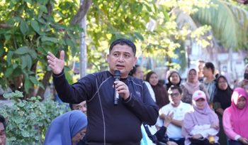 Wali Kota Makassar, Munafri Arifuddin, memberikan arahan kepada masyarakat saat mengunjungi Pulau Langkai dan Pulau Lanjukang untuk memastikan layanan dasar berjalan optimal serta menyerahkan bantuan bagi warga kepulauan. Makassar, Jumat (26/6/2026) (Foto: Redaksi)
