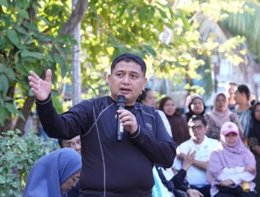 Wali Kota Makassar, Munafri Arifuddin, memberikan arahan kepada masyarakat saat mengunjungi Pulau Langkai dan Pulau Lanjukang untuk memastikan layanan dasar berjalan optimal serta menyerahkan bantuan bagi warga kepulauan. Makassar, Jumat (26/6/2026) (Foto: Redaksi)