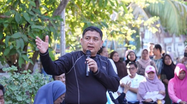 Wali Kota Makassar, Munafri Arifuddin, memberikan arahan kepada masyarakat saat mengunjungi Pulau Langkai dan Pulau Lanjukang untuk memastikan layanan dasar berjalan optimal serta menyerahkan bantuan bagi warga kepulauan. Makassar, Jumat (26/6/2026) (Foto: Redaksi)