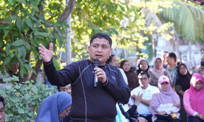 
					Wali Kota Makassar, Munafri Arifuddin, memberikan arahan kepada masyarakat saat mengunjungi Pulau Langkai dan Pulau Lanjukang untuk memastikan layanan dasar berjalan optimal serta menyerahkan bantuan bagi warga kepulauan. Makassar, Jumat (26/6/2026) (Foto: Redaksi)