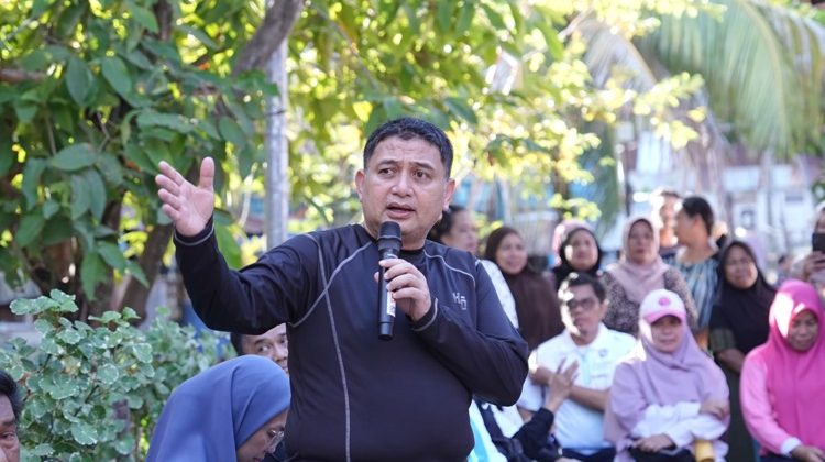 Wali Kota Makassar, Munafri Arifuddin, memberikan arahan kepada masyarakat saat mengunjungi Pulau Langkai dan Pulau Lanjukang untuk memastikan layanan dasar berjalan optimal serta menyerahkan bantuan bagi warga kepulauan. Makassar, Jumat (26/6/2026) (Foto: Redaksi)