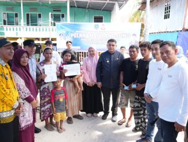 Wali Kota Makassar Munafri Arifuddin didampingi Ketua TP PKK Kota Makassar Melinda Aksa menyerahkan bantuan sosial kepada warga dalam rangka kunjungan kerja dan penguatan layanan publik di Pulau Bone Tambu, Kecamatan Kepulauan Sangkarrang, Jumat (12/6/2026) (Foto: Istimewa)