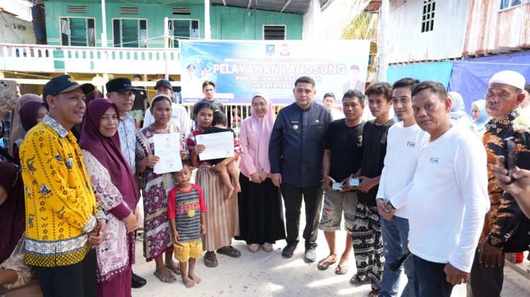 Wali Kota Makassar Munafri Arifuddin didampingi Ketua TP PKK Kota Makassar Melinda Aksa menyerahkan bantuan sosial kepada warga dalam rangka kunjungan kerja dan penguatan layanan publik di Pulau Bone Tambu, Kecamatan Kepulauan Sangkarrang, Jumat (12/6/2026) (Foto: Istimewa)