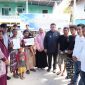 Wali Kota Makassar Munafri Arifuddin didampingi Ketua TP PKK Kota Makassar Melinda Aksa menyerahkan bantuan sosial kepada warga dalam rangka kunjungan kerja dan penguatan layanan publik di Pulau Bone Tambu, Kecamatan Kepulauan Sangkarrang, Jumat (12/6/2026) (Foto: Istimewa)