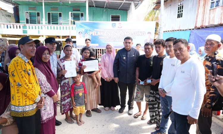 Wali Kota Makassar, Munafri Sambangi Pulau Bone Tambu,  Serahkan Bantuan Sosial dan Pendidikan bagi Warga