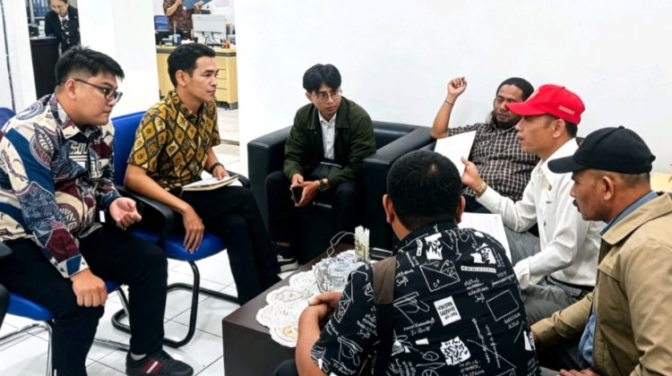 Sekretaris Jenderal DPP Lembaga Poros Rakyat Indonesia (LPRI) bersama tim saat bertemu dengan pihak Bank Papua Cabang Makassar untuk membahas dugaan intimidasi terhadap debitur dan rencana lelang agunan, di AP. Pettarani, Makassar, Kamis (30/7/2026) (Foto: Tim Redaksi)