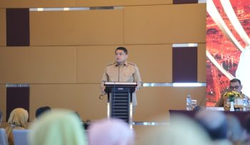 Wali Kota Makassar, Munafri Arifuddin (Appi), menyampaikan arahan kepada jajaran Organisasi Perangkat Daerah (OPD) saat membuka High Level Meeting Tim Percepatan dan Perluasan Digitalisasi Daerah (TP2DD) Kota Makassar Tahun Anggaran 2026 di Aston Hotel Makassar, Senin (13/7/2026) (Foto: Tim Redaksi)