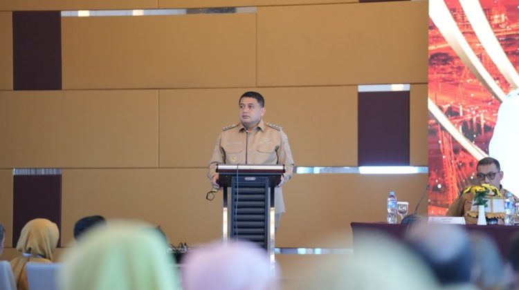 Wali Kota Makassar, Munafri Arifuddin (Appi), menyampaikan arahan kepada jajaran Organisasi Perangkat Daerah (OPD) saat membuka High Level Meeting Tim Percepatan dan Perluasan Digitalisasi Daerah (TP2DD) Kota Makassar Tahun Anggaran 2026 di Aston Hotel Makassar, Senin (13/7/2026) (Foto: Tim Redaksi)