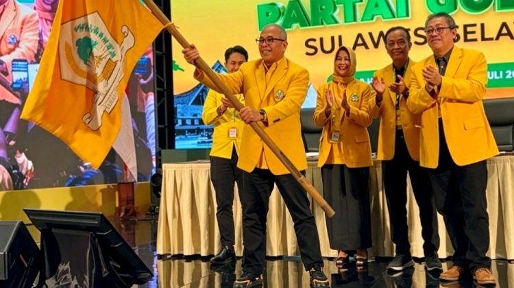 Ilham Arief Sirajuddin (IAS) mengibarkan pataka Partai Golkar usai resmi ditetapkan sebagai Ketua DPD I Partai Golkar Sulawesi Selatan periode 2026–2031 pada Musda XI Golkar Sulsel di Hotel Claro Makassar, Sabtu (18/7/2026) (Foto: Istimewa)