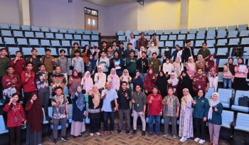 Ketua Jurusan Teknik Informatika dan Komputer (JTIK) PNUP, Iin Karmila Yusri, S.ST., M.Eng., Ph.D., bersama narasumber Dr.Eng. Irawan, S.ST., M.T., serta dosen dan mahasiswa usai Sharing Session bertema 
