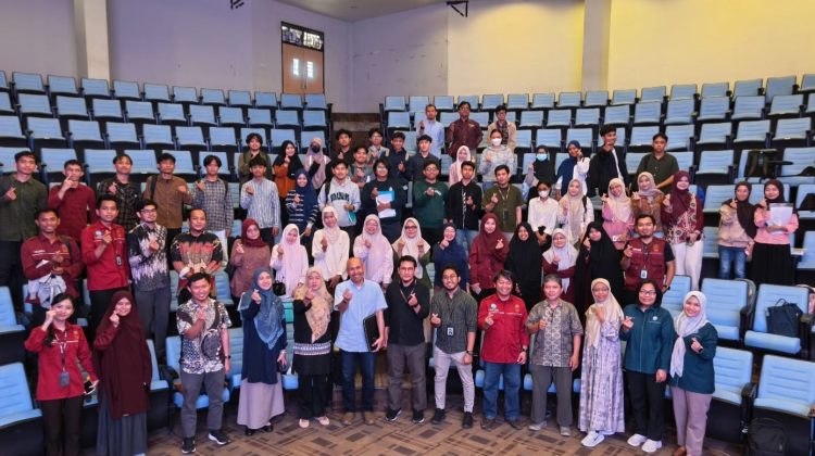 Ketua Jurusan Teknik Informatika dan Komputer (JTIK) PNUP, Iin Karmila Yusri, S.ST., M.Eng., Ph.D., bersama narasumber Dr.Eng. Irawan, S.ST., M.T., serta dosen dan mahasiswa usai Sharing Session bertema 