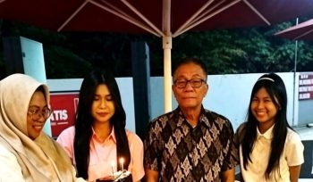 Istri Muh. Iwan, Nurmawati menyerahkan kue ulang tahun kepada sang suami, didampingi putrinya, Naila Najdah, dan adiknya dalam suasana penuh kehangatan keluarga. KFC Jalan Ratulangi, Makassar, Kamis (16/7/2026) (Foto: Tim Redaksi)