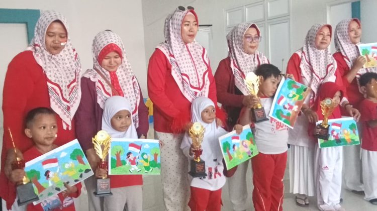 Pembagian hadiah kepada para pemenang lomba HUT RI ke-81 yang digelar Forum Wartawati Sulsel bersama warga, Bara Barayya Selatan, Makassar, Senin, (17/08/2026) (Foto: Tim Redaksi)