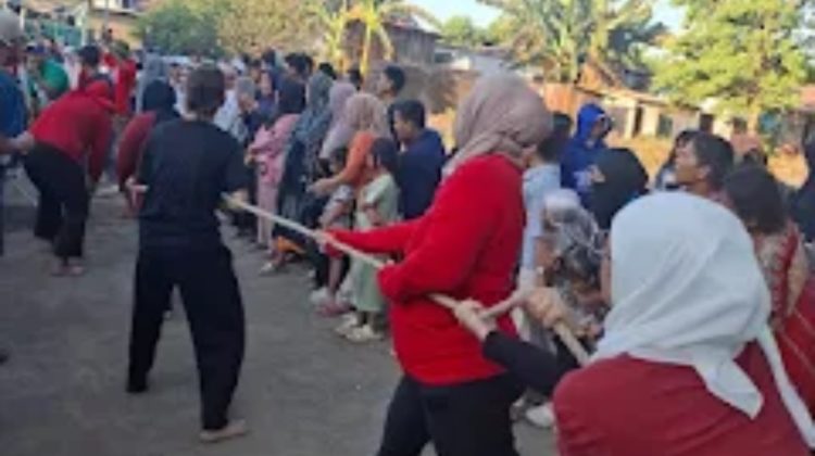 Suasana lomba tarik tambang antar-RW dalam rangka memeriahkan HUT RI ke-81 di Kelurahan Parang Tambung, Kecamatan Tamalate, Kota Makassar, Jumat, (22/08/ 2026) (Foto: Tim Redaksi)