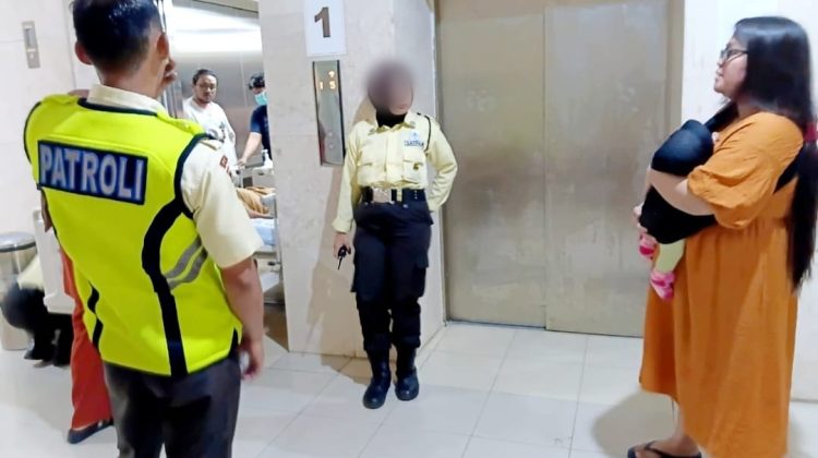 Ibu muda terlihat meluapkan emosi di hadapan dua security RS Unhas setelah dituding menyembunyikan bayinya, Makassar, Jumat (28/8/2026) (Foto: Istimewa)