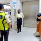 Ibu muda terlihat meluapkan emosi di hadapan dua security RS Unhas setelah dituding menyembunyikan bayinya, Makassar, Jumat (28/8/2026) (Foto: Istimewa)