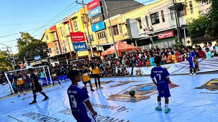 Peserta Tim futsal saat berlaga di ajang APPI Street Football Futsal yang diselenggarakan DPC APPI Mariso beradu bakat dan sportivitas, didukung Media Nasional LMN Group, berlansung  di Jalan Nuri, Makassar, Minggu (30/8/2026) (Foto: Tim Redaksi)
