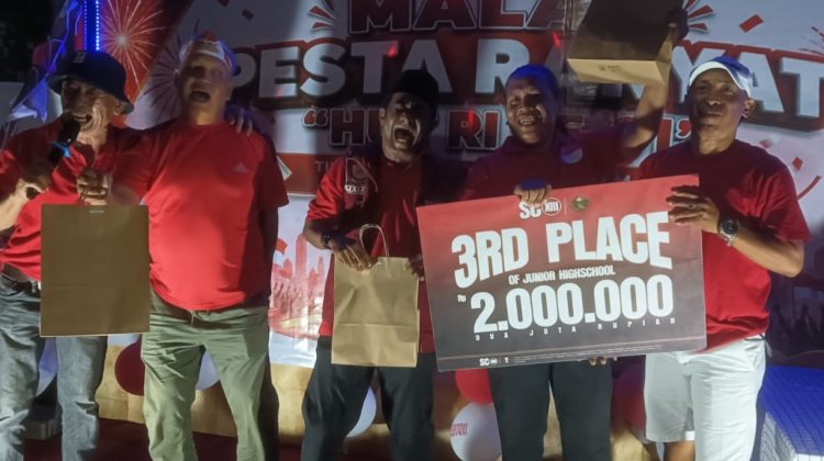 Pembagian hadiah kepada para pemenang lomba dalam rangkaian pesta rakyat HUT ke-81 RI di Jalan Sapuli, RW 05, Kelurahan Mampu, Kecamatan Wajo, Makassar, Minggu malam (23/8/2026) (Foto: Tim Redaksi)