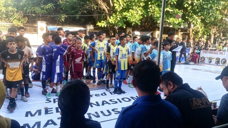 Peserta Street Football Vol. 1 2026 saat mengikuti pembukaan kegiatan yang dihadiri pengurus APPI dan sejumlah tokoh, Jalan Nuri, Makassar, Minggu (30/8/2026) (Foto: Tim Redaksi)