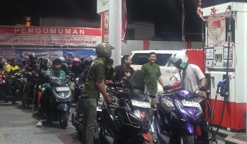 Antrean kendaraan mengular di salah satu SPBU di Jalan Bawakaraeng saat warga mengisi BBM, kondisi yang disorot Lintas Mata Nusantara. Makassar, Sulawesi Selatan, Kamis (10/09/2026) (Foto: Arya)