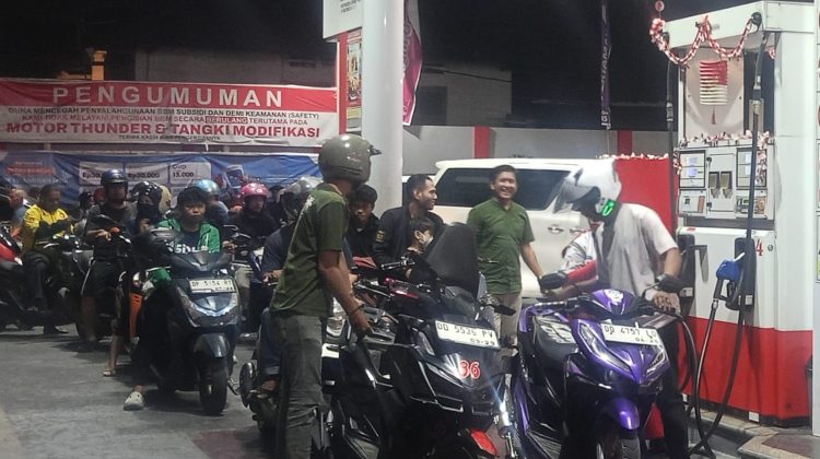 Antrean kendaraan mengular di salah satu SPBU di Jalan Bawakaraeng saat warga mengisi BBM, kondisi yang disorot Lintas Mata Nusantara. Makassar, Sulawesi Selatan, Kamis (10/09/2026) (Foto: Arya)
