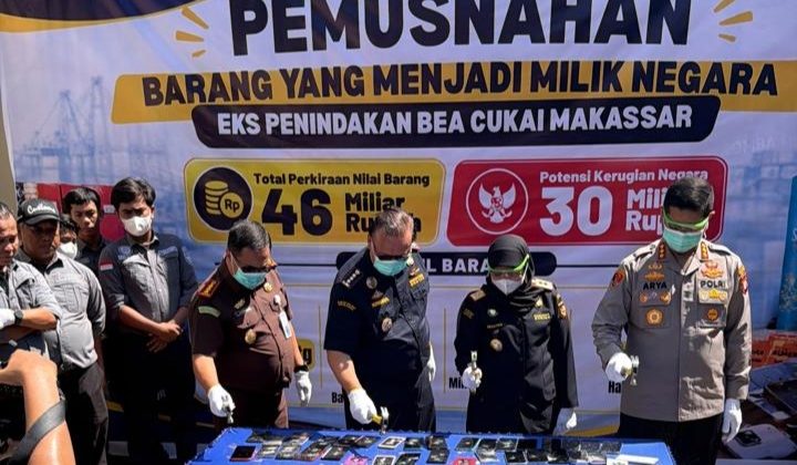 Bea Cukai Makassar memusnahkan barang ilegal senilai Rp46 miliar bersama PT Mitra Hijau Asia, dengan potensi kerugian negara Rp30 miliar, Selasa (29/09/2026) (Foto: Istimewa)