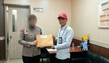 Kuasa hukum Andi Salim Agung saat menyerahkan berkas pengaduan kepada staf Bid Propam Polda Sulsel beberapa waktu lalu di Makassar, kini dipertanyakan tindak lanjutnya, Senin (14/09/2026) (Foto: Tim Redaksi)