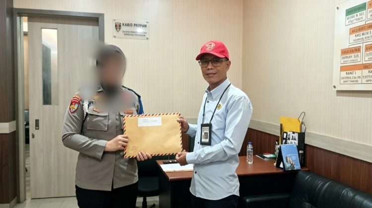 Kuasa hukum Andi Salim Agung saat menyerahkan berkas pengaduan kepada staf Bid Propam Polda Sulsel beberapa waktu lalu di Makassar, kini dipertanyakan tindak lanjutnya, Senin (14/09/2026) (Foto: Tim Redaksi)