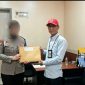 Kuasa hukum Andi Salim Agung saat menyerahkan berkas pengaduan kepada staf Bid Propam Polda Sulsel beberapa waktu lalu di Makassar, kini dipertanyakan tindak lanjutnya, Senin (14/09/2026) (Foto: Tim Redaksi)
