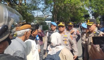 Aparat kepolisian berada di lokasi saat eksekusi tanah Parang Tambung, di tengah polemik AJB 135/KT/1984 dan dugaan pengrusakan yang kini masuk ranah hukum, Makassar, 2026.