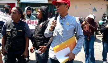 Jenderal lapangan bersama massa LPRI saat menggelar aksi damai mendesak transparansi dan kepastian hukum dalam penanganan kasus dugaan TPKS anak di depan Polresta Gowa, Gowa, Selasa (8/9/2026) (Foto: Arya)